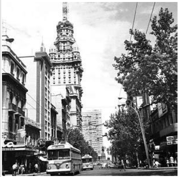 Trolleybus pasa por la Av. 18 de Julio con la calle Rio Branco, Montevideo, 1971.